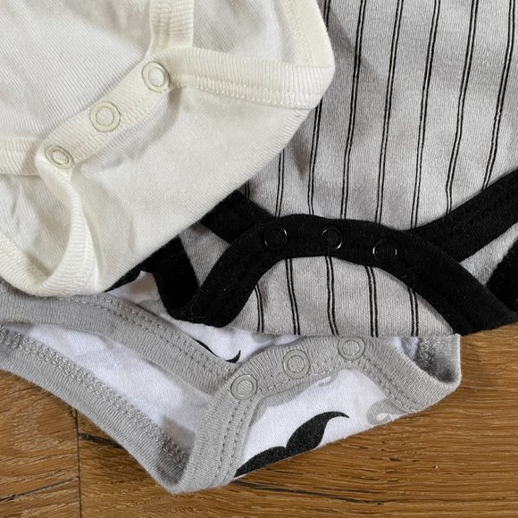 Set of 3 boy's baby bodysuits, one pieces, white grey and black, 1x Rae Dunn - Picture 6 of 7